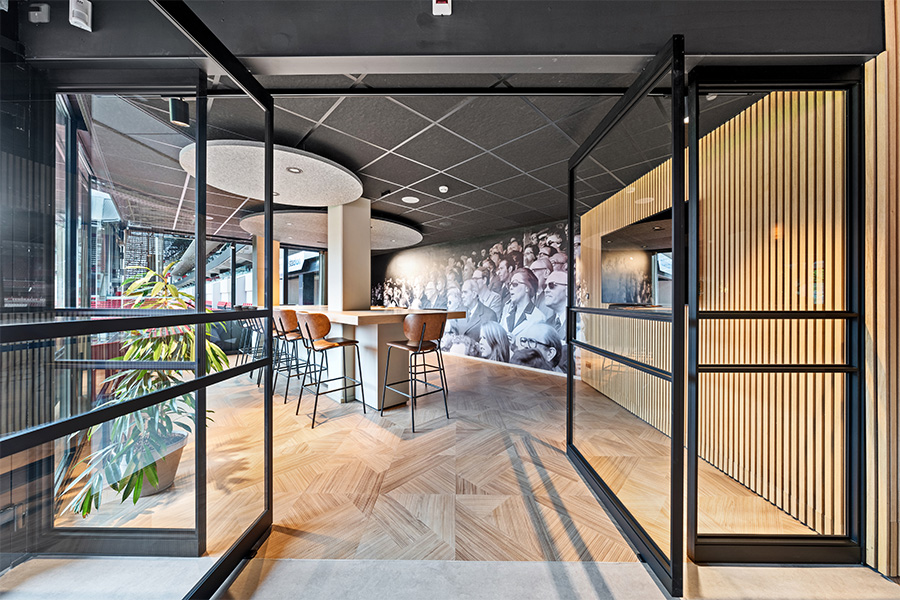 Slanke dubbele aluminium taatsdeur met zijlichten geeft bijzonder cachet aan de Frits Philips Lounge